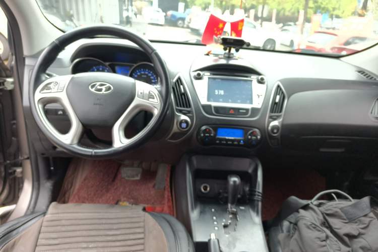 Used Hyundai ix35 2015 2.0L Automatic 2WD Smart Type China IV Center Console