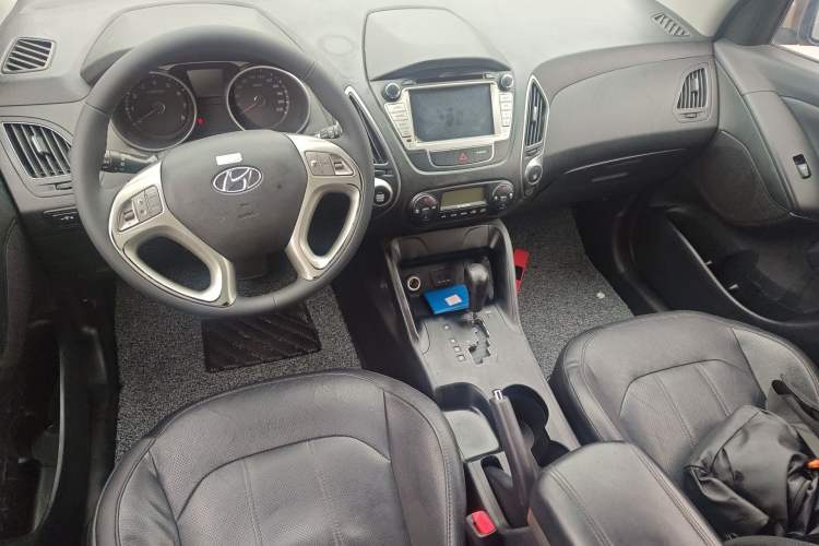 Used Hyundai ix35 2015 2.0L Automatic 2WD Smart Version China V Standard Center Console