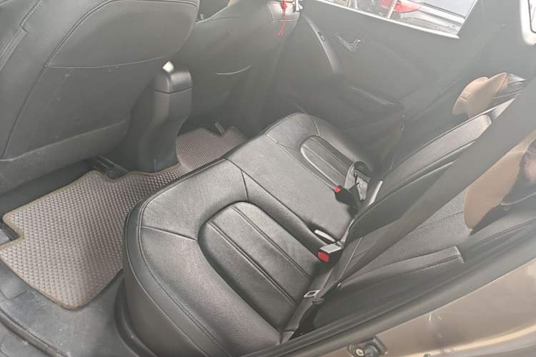 Used Hyundai ix35 2015 2.0L Automatic 2WD Smart Version China V Standard Left Rear Seat