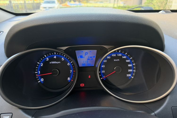 Used Hyundai ix35 2015 2.0L Automatic 2WD Smart Version China V Standard Odometer Close Up