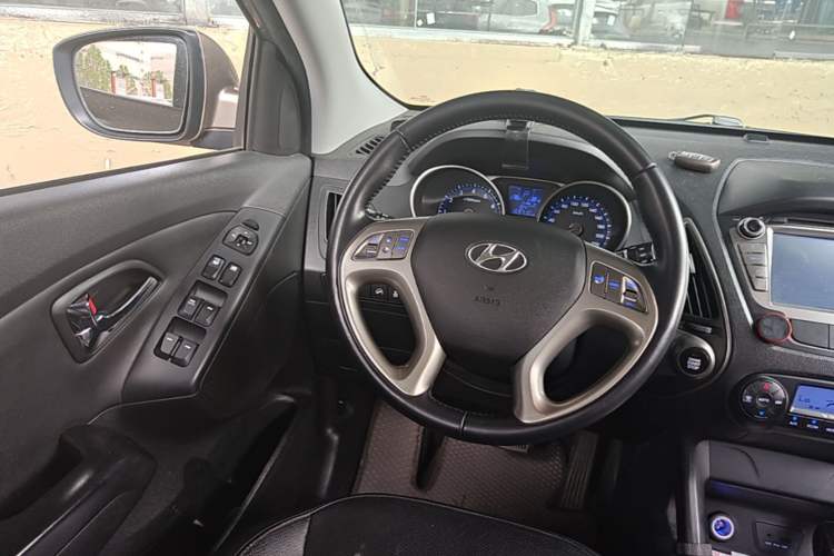 Used Hyundai ix35 2015 2.0L Automatic 2WD Smart Version China V Standard Steering Wheel