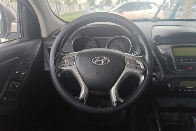 Used Hyundai ix35 2015 2.0L Automatic 2WD Smart Version China V Standard Steering Wheel