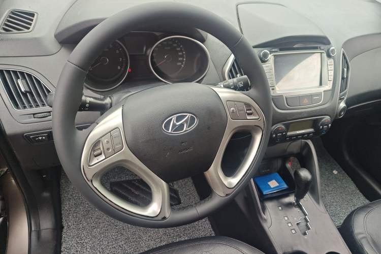 Used Hyundai ix35 2015 2.0L Automatic 2WD Smart Version China V Standard Steering Wheel