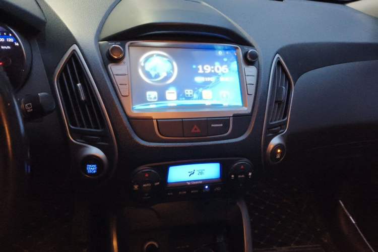 Used Hyundai ix35 2015 2.0L Automatic 2WD Smart Type China IV Audio And AC Panel