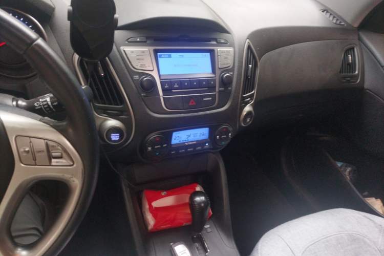 Used Hyundai ix35 2015 2.0L Automatic 2WD Smart Version China V Standard Audio And AC Panel