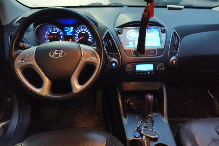 Used Hyundai ix35 2015 2.0L Automatic 2WD Smart Type China IV Center Console