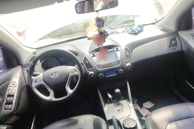 Used Hyundai ix35 2015 2.0L Automatic 2WD Smart Type China IV Center Console