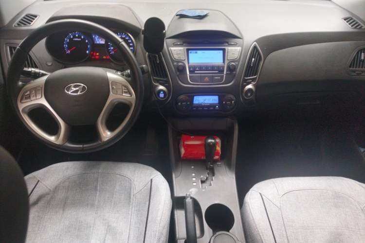 Used Hyundai ix35 2015 2.0L Automatic 2WD Smart Version China V Standard Center Console