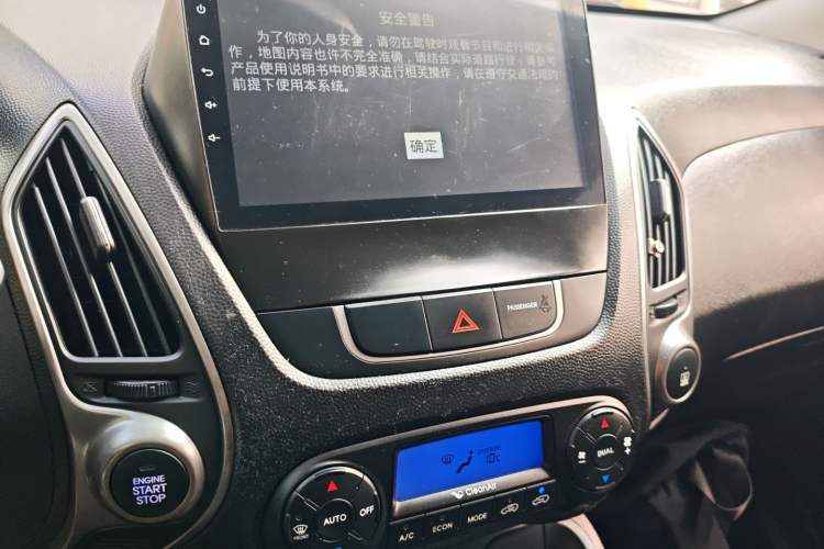 Used Hyundai ix35 2015 2.0L Automatic 2WD Smart Version China V Standard Audio And AC Panel