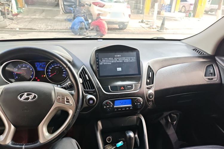 Used Hyundai ix35 2015 2.0L Automatic 2WD Smart Version China V Standard Center Console