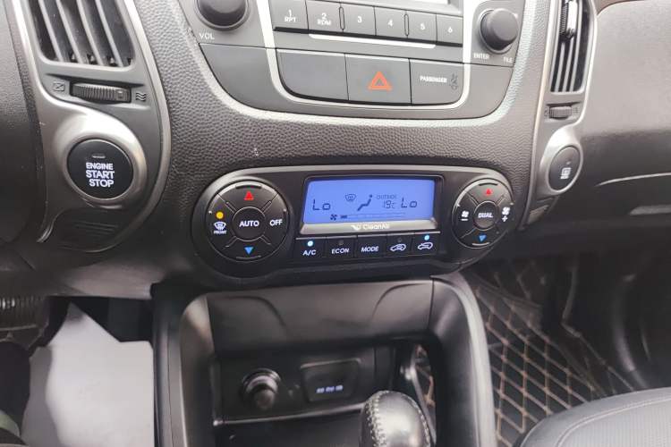 Used Hyundai ix35 2015 2.0L Automatic 2WD Smart Type China IV Audio And AC Panel