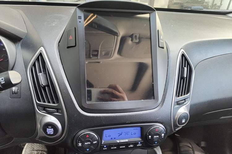 Used Hyundai ix35 2015 2.0L Automatic 2WD Smart Version China V Standard Audio And AC Panel