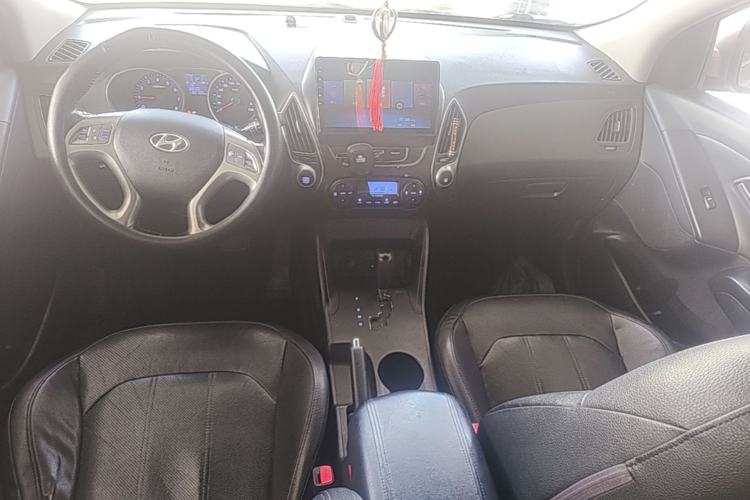 Used Hyundai ix35 2015 2.0L Automatic 2WD Smart Type China IV Center Console