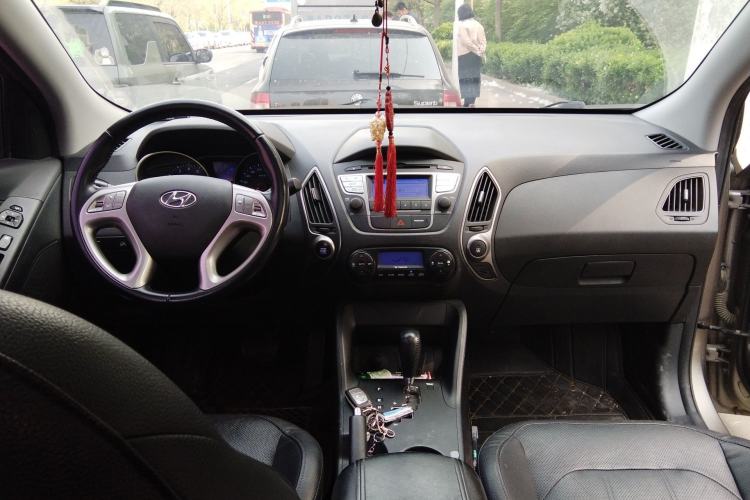 Used Hyundai ix35 2015 2.0L Automatic 2WD Smart Type China IV Center Console