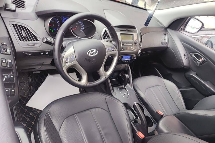 Used Hyundai ix35 2015 2.0L Automatic 2WD Smart Type China IV Center Console
