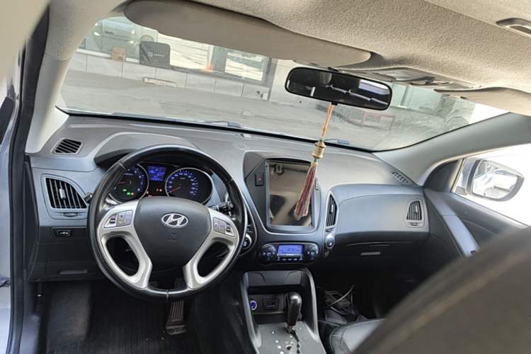 Used Hyundai ix35 2015 2.0L Automatic 2WD Smart Version China V Standard Center Console