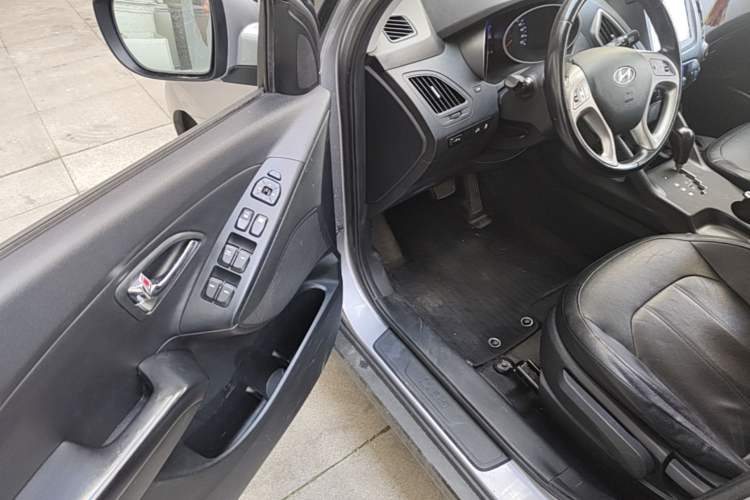 Used Hyundai ix35 2015 2.0L Automatic 2WD Smart Version China V Standard Driver Seat