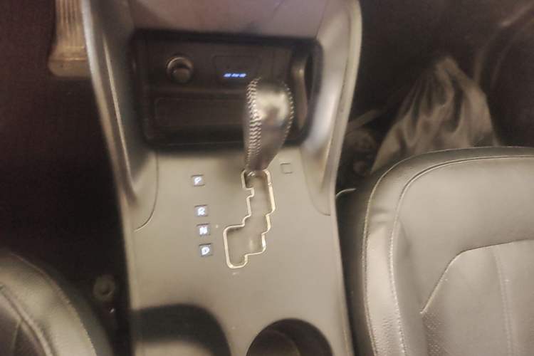 Used Hyundai ix35 2015 2.0L Automatic 2WD Smart Type China IV Gear Lever