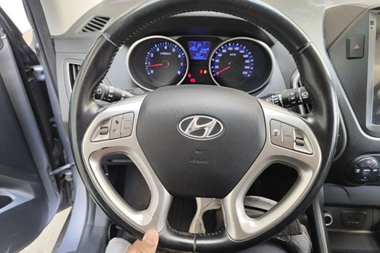 Used Hyundai ix35 2015 2.0L Automatic 2WD Smart Version China V Standard Steering Wheel