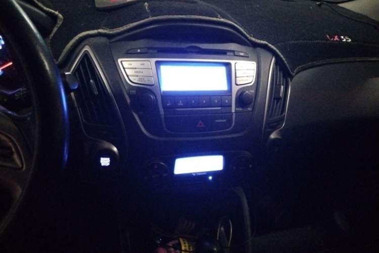 Used Hyundai ix35 2015 2.0L Automatic 2WD Smart Version China V Standard Audio And AC Panel
