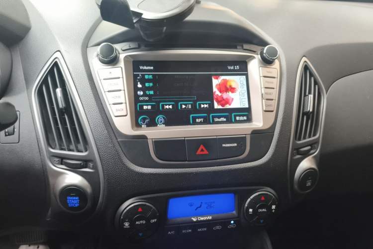 Used Hyundai ix35 2015 2.0L Automatic 2WD Smart Version China V Standard Audio And AC Panel
