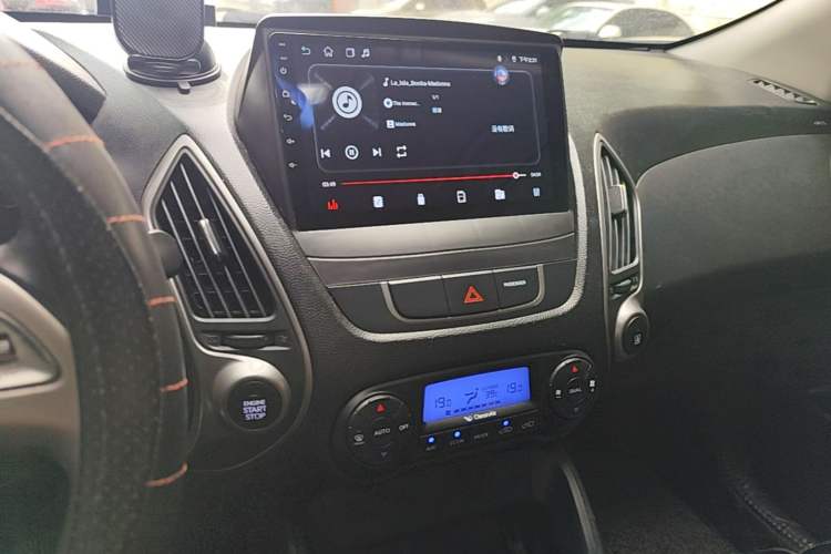 Used Hyundai ix35 2015 2.0L Automatic 2WD Smart Version China V Standard Audio And AC Panel