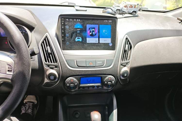 Used Hyundai ix35 2015 2.0L Automatic 2WD Smart Version China V Standard Audio And AC Panel