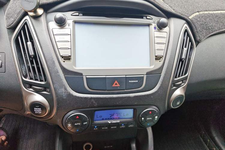 Used Hyundai ix35 2015 2.0L Automatic 2WD Smart Version China V Standard Audio And AC Panel