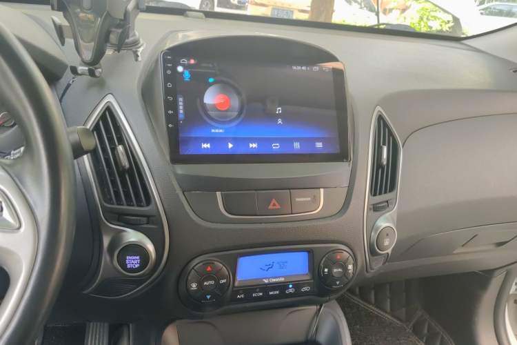 Used Hyundai ix35 2015 2.0L Automatic 2WD Smart Version China V Standard Audio And AC Panel