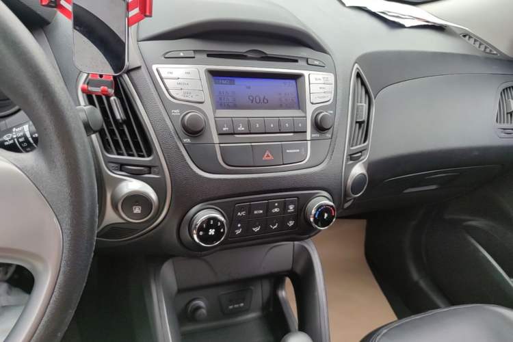 Used Hyundai ix35 2015 2.0L Automatic 2WD Comfort Edition China V Standard Audio And AC Panel