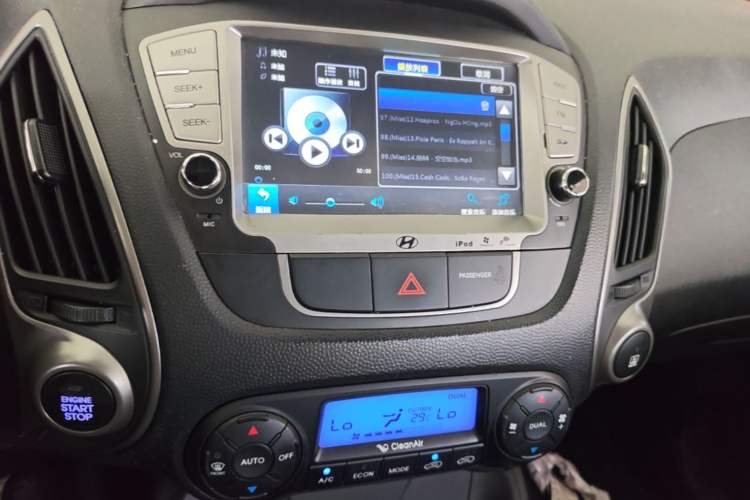 Used Hyundai ix35 2015 2.0L Automatic 2WD Smart Version China V Standard Audio And AC Panel