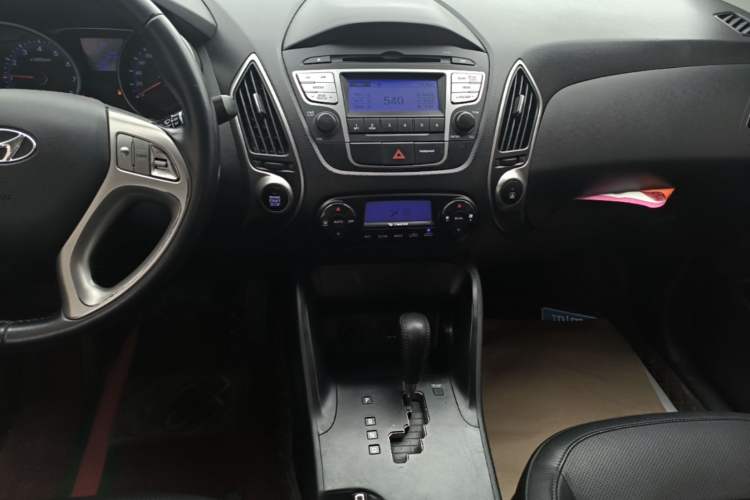 Used Hyundai ix35 2015 2.0L Automatic 2WD Smart Version China V Standard Audio And AC Panel
