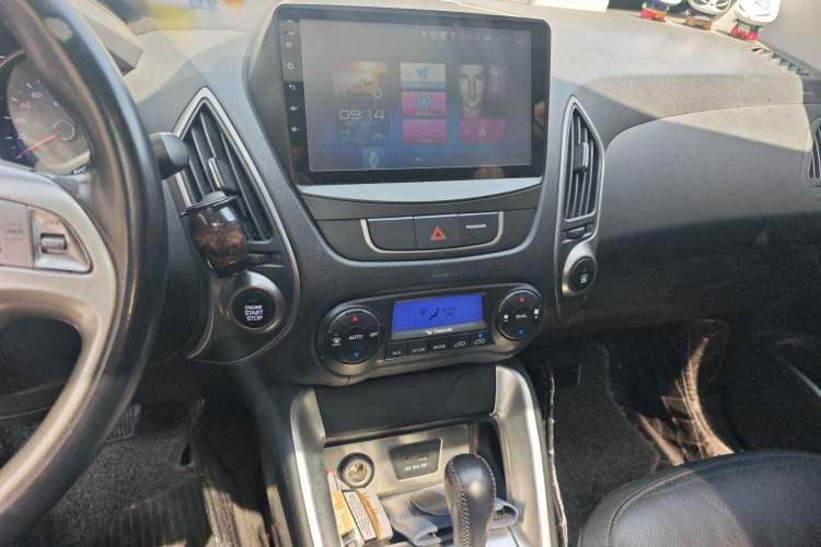 Used Hyundai ix35 2015 2.0L Automatic 2WD Smart Version China V Standard Audio And AC Panel
