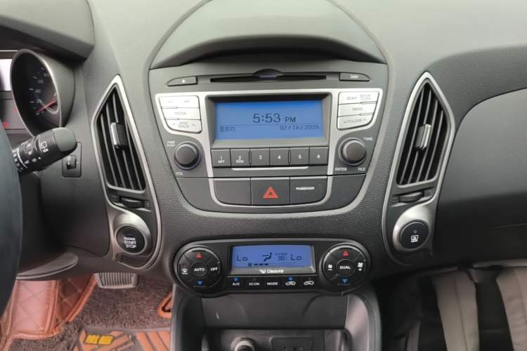 Used Hyundai ix35 2015 2.0L Automatic 2WD Smart Version China V Standard Audio And AC Panel