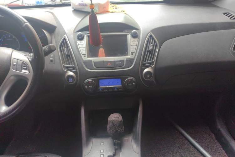 Used Hyundai ix35 2015 2.0L Automatic 2WD Smart Version China V Standard Audio And AC Panel