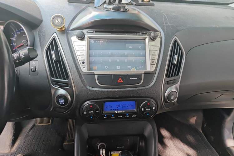 Used Hyundai ix35 2015 2.0L Automatic 2WD Smart Version China V Standard Audio And AC Panel