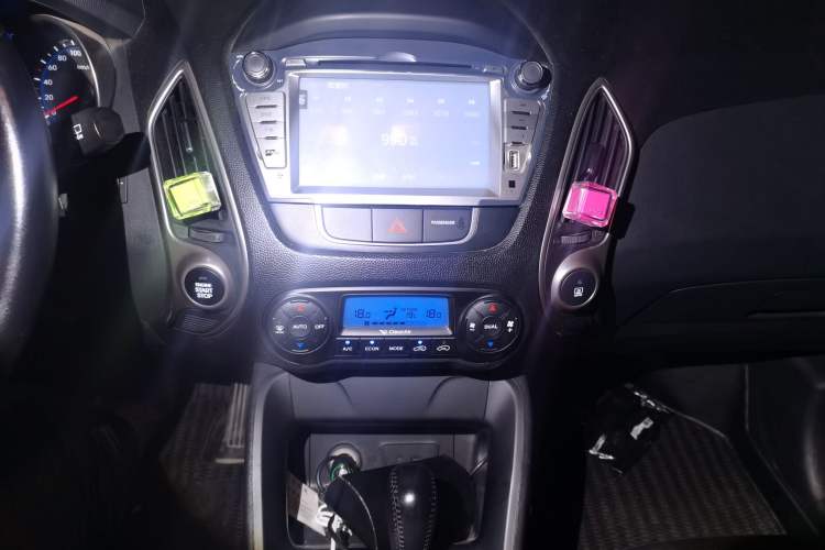 Used Hyundai ix35 2015 2.0L Automatic 2WD Smart Version China V Standard Audio And AC Panel