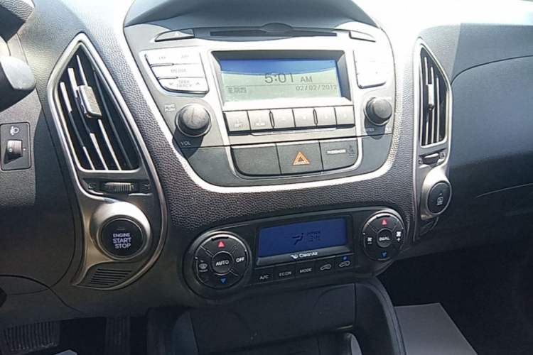 Used Hyundai ix35 2015 2.0L Automatic 2WD Smart Type China IV Audio And AC Panel