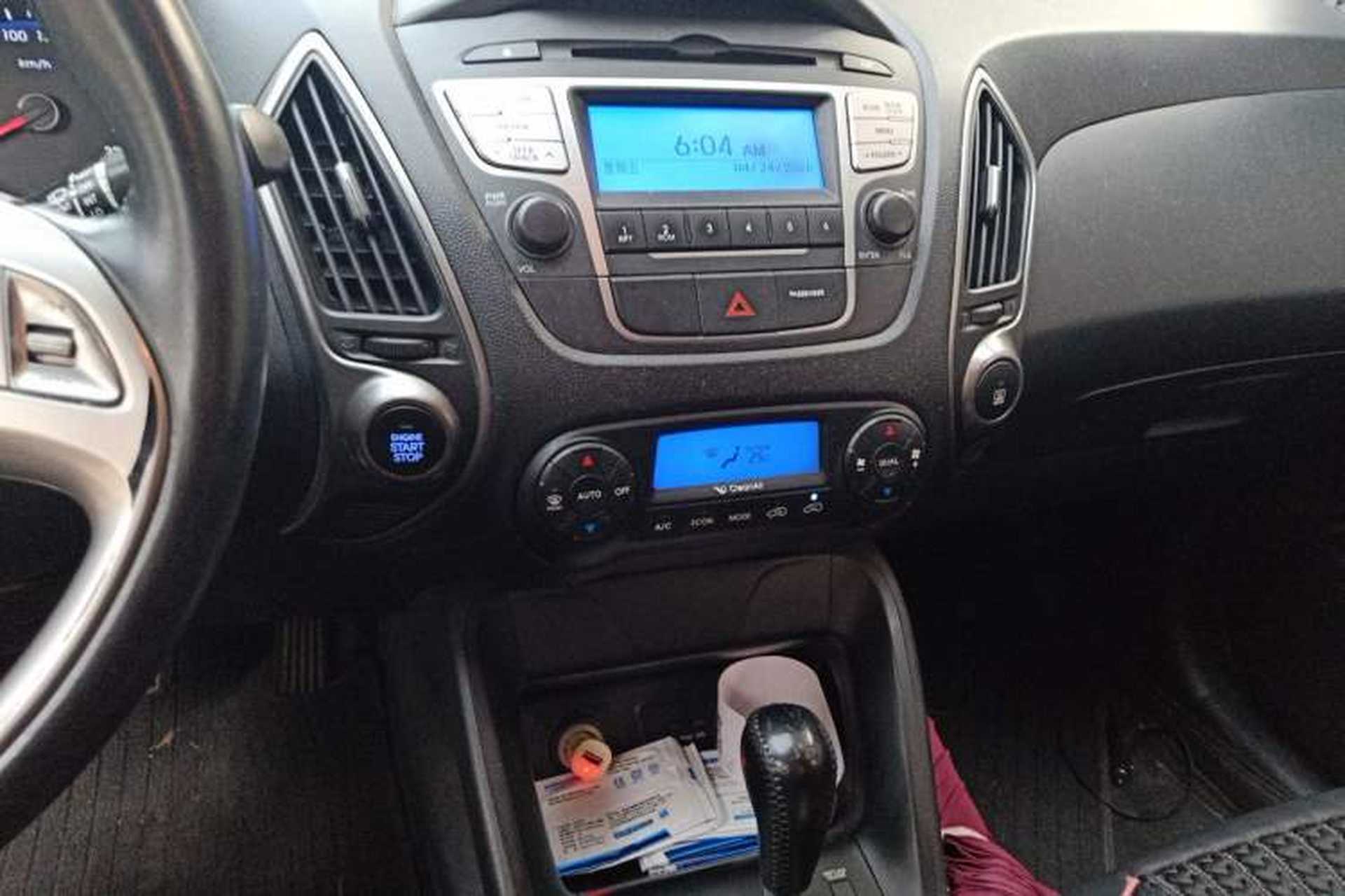 Used Hyundai ix35 2015 2.0L Automatic 2WD Smart Version China V Standard Audio And AC Panel