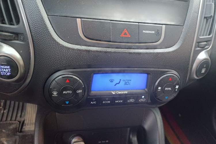 Used Hyundai ix35 2015 2.0L Automatic 2WD Smart Version China V Standard Audio And AC Panel