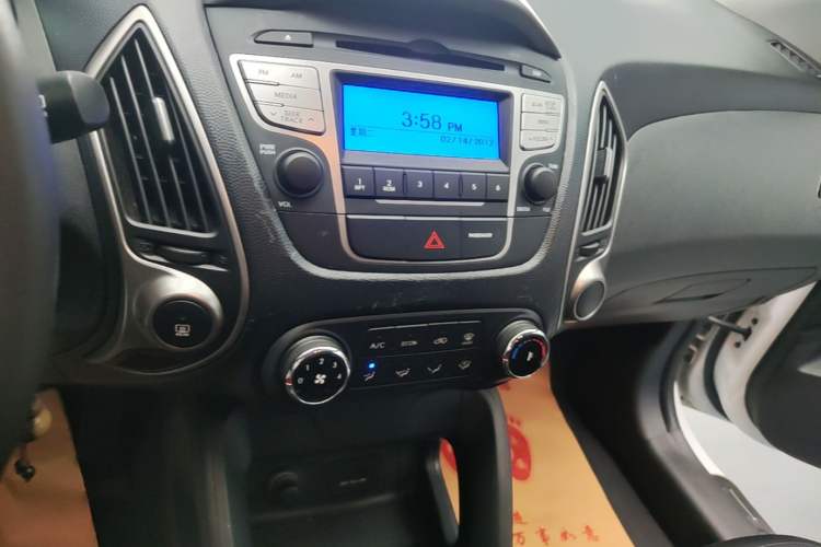 Used Hyundai ix35 2015 2.0L Manual Two-Wheel Drive Comfort Version China V Standard Audio And AC Panel