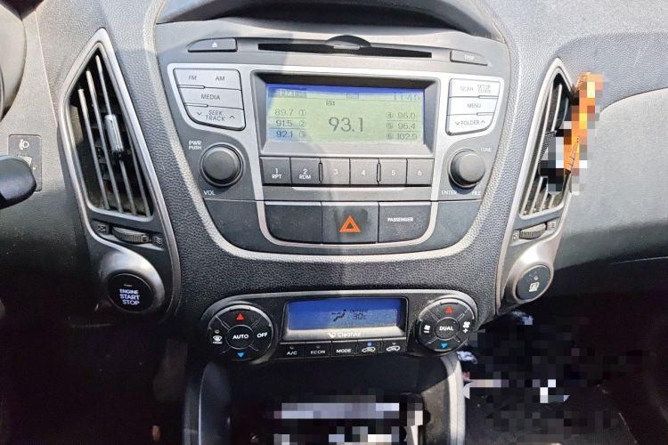 Used Hyundai ix35 2015 2.0L Automatic 2WD Smart Version China V Standard Audio And AC Panel