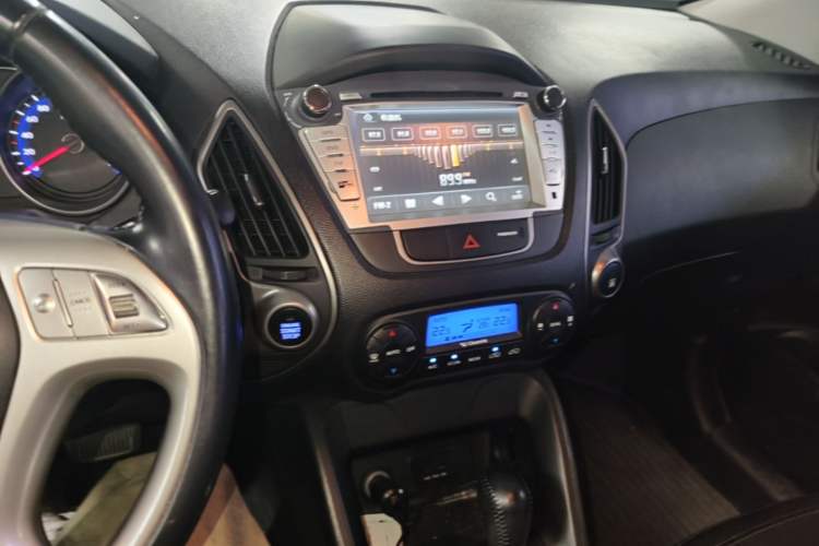 Used Hyundai ix35 2015 2.0L Automatic 2WD Smart Version China V Standard Audio And AC Panel