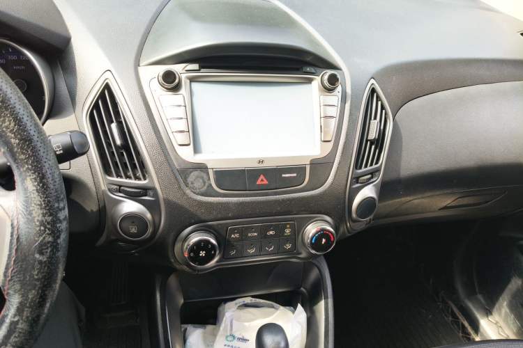 Used Hyundai ix35 2015 2.0L Automatic 2WD Comfort Edition China IV Standard Audio And AC Panel
