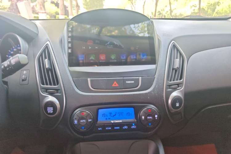 Used Hyundai ix35 2015 2.0L Automatic 2WD Smart Version China V Standard Audio And AC Panel