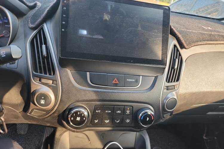 Used Hyundai ix35 2015 2.0L Manual Two-Wheel Drive Comfort Version China IV Standard Audio And AC Panel