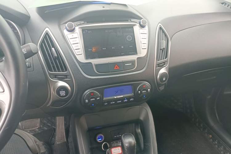 Used Hyundai ix35 2015 2.0L Automatic 2WD Smart Version China V Standard Audio And AC Panel