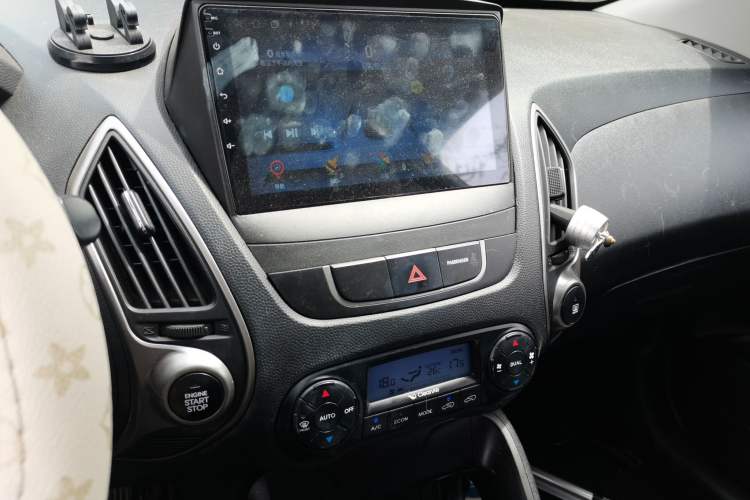 Used Hyundai ix35 2015 2.0L Automatic 2WD Smart Version China V Standard Audio And AC Panel