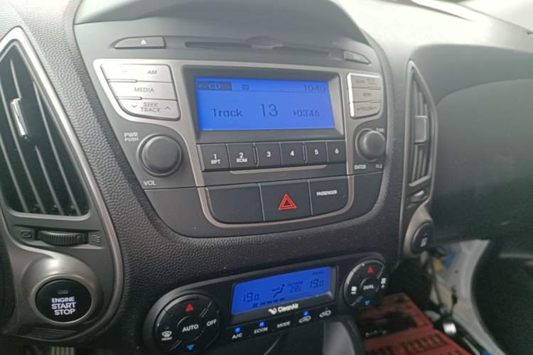 Used Hyundai ix35 2015 2.0L Automatic 2WD Smart Version China V Standard Audio And AC Panel