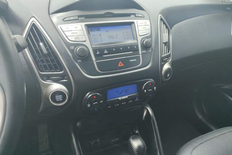 Used Hyundai ix35 2015 2.0L Automatic 2WD Smart Version China V Standard Audio And AC Panel